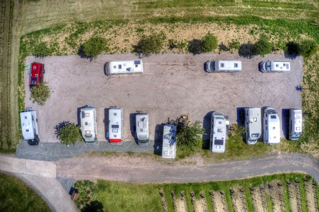 Wohnmobilstellplatz am Liebfrauenberg inmitten von Weinbergen mit Blick über Bad Bergzabern